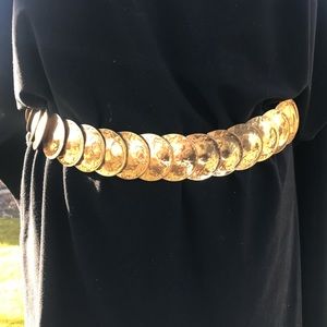 Vintage hammered gold disc elastic belt.